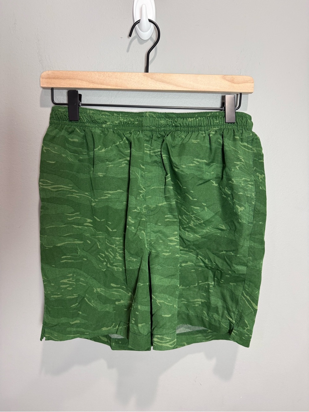 Chubbies Duck & Covers 5.5 Originals Green Camo Shorts Men’s M